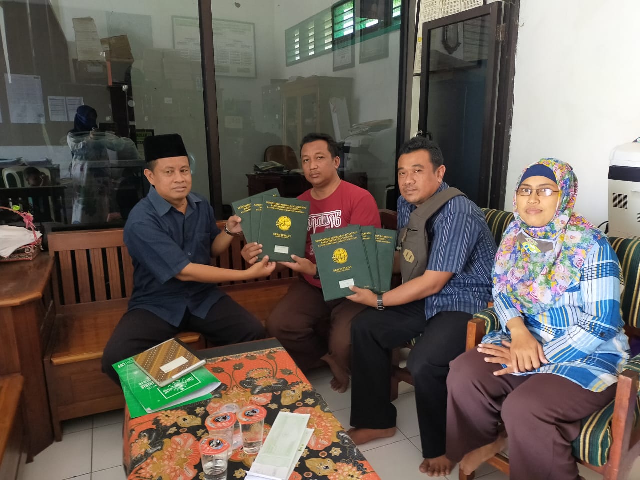 Penyerahan Sertifikat MTs dan SMK Ma’arif Ngaban