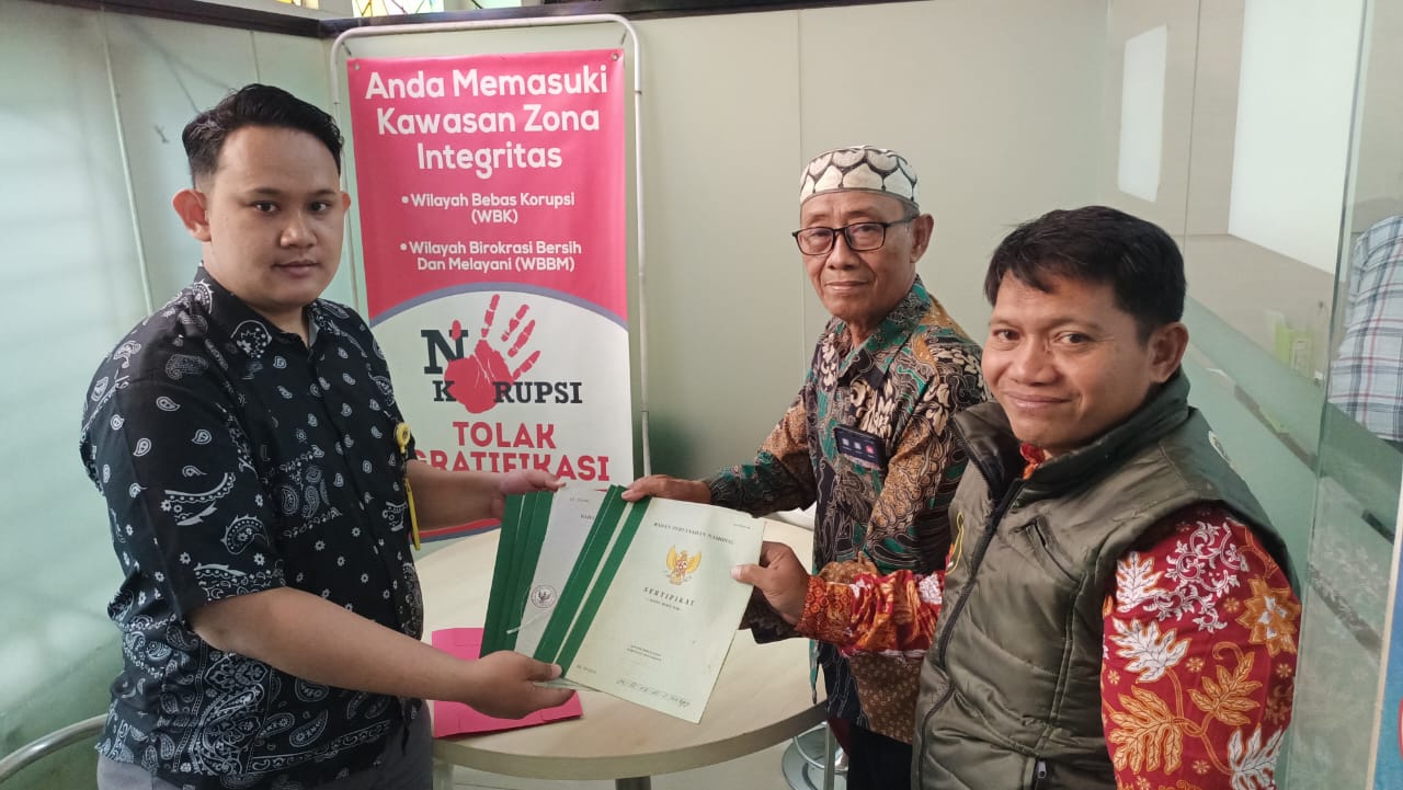 Penyerahan Sertifikat Wakaf Perorangan untuk Pergantian Nadzir NU di Surabaya: 8 Sertifikat Diserahkan di Kantor BPN 2