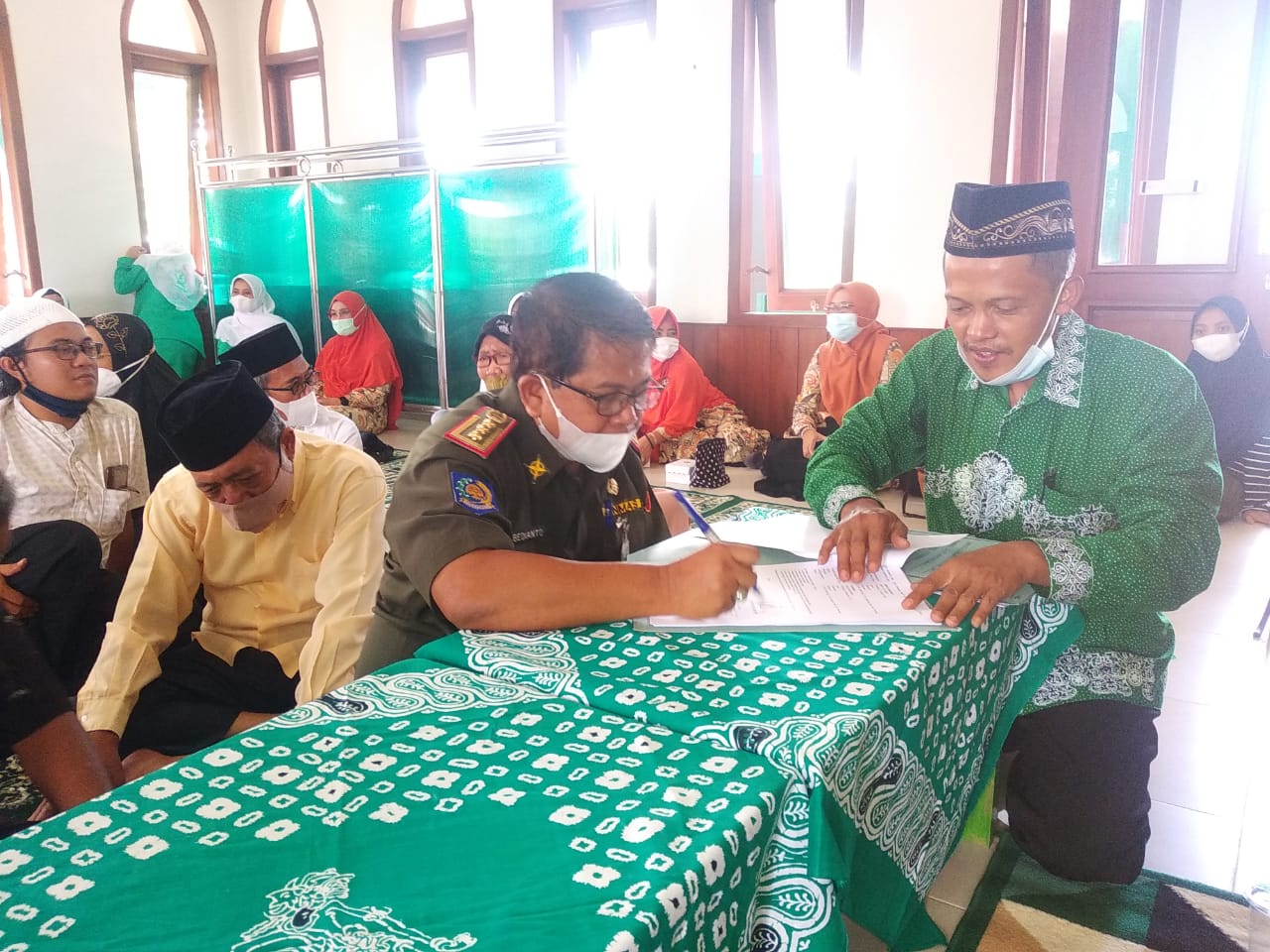 Wakaf Masjid Ali Imam Suhadi dan Yayasan Khodijah