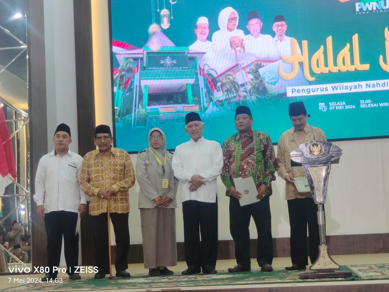 Halal Bihalal PWNU Jatim Diwarnai Penyerahan Sertifikat Wakaf Kepada PWNU