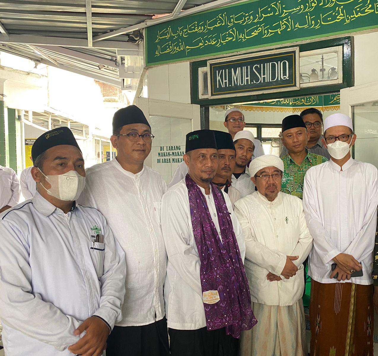 LWP PWNU Dampingi Ziarah Muassis