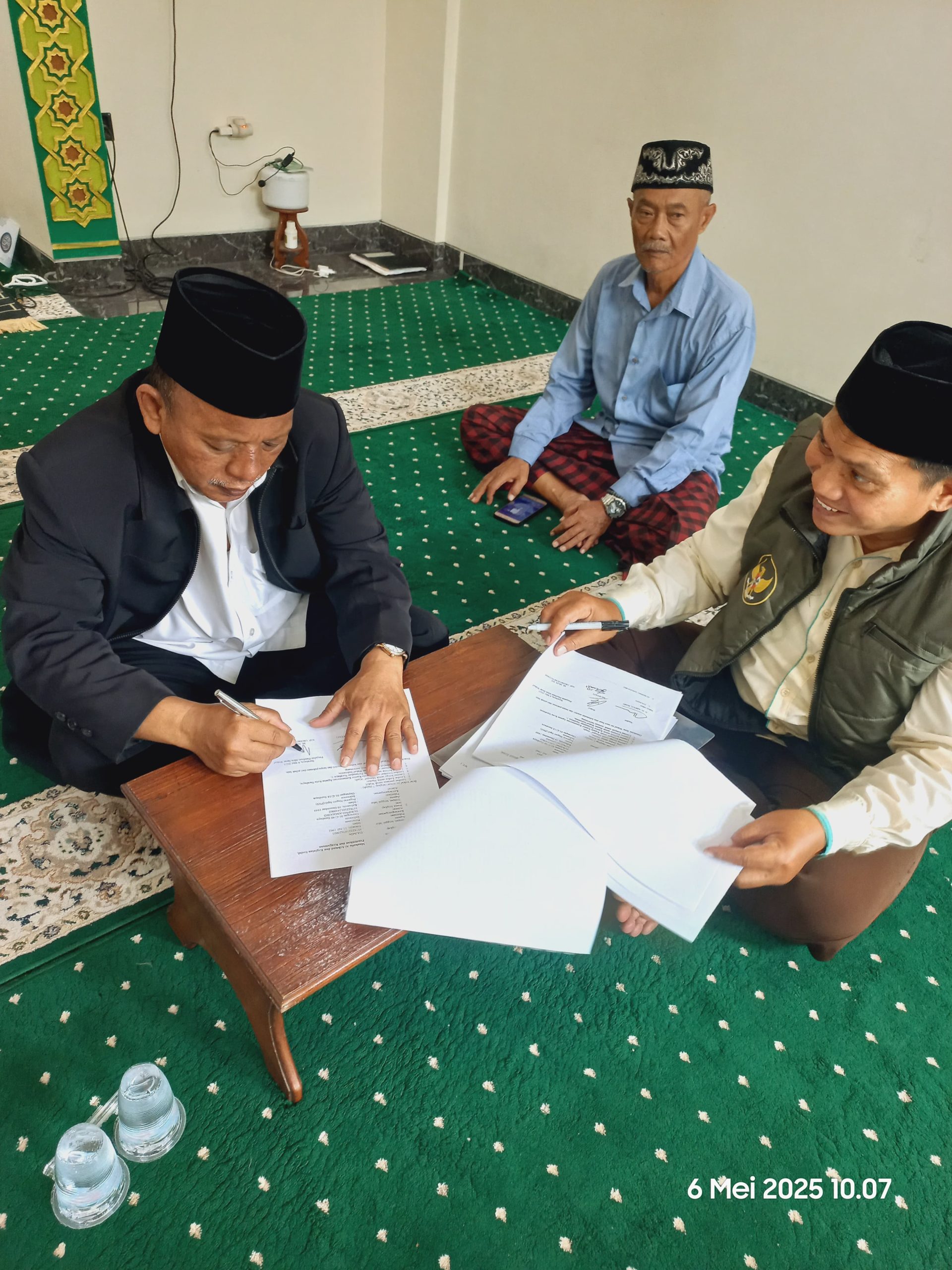 Penandatanganan Akta Ikrar Wakaf Langgar Al-Achmad Surabaya kepada Nadzir BHPNU