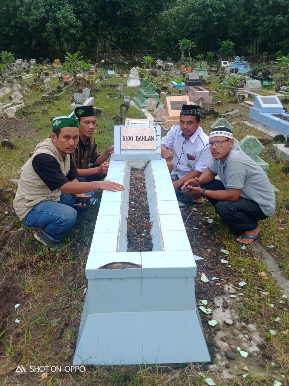 Pengurus Ziarahi Makam Ketua NU Kencong Periode Awal