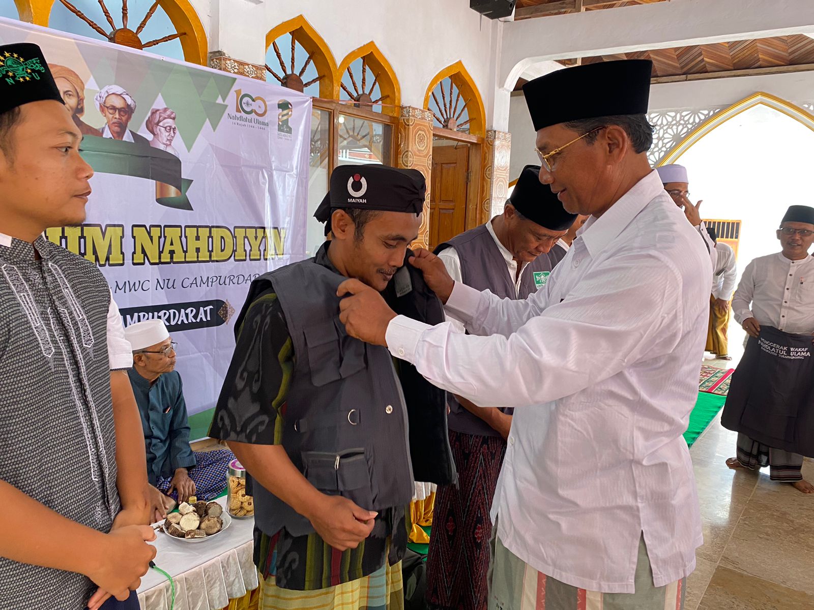 Penyematan Rompi Kader Wakaf PCNU Tulungagung