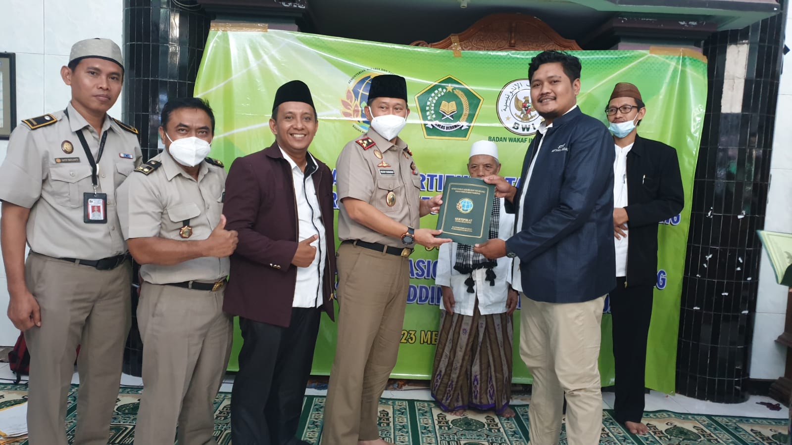 Kejar Ketertinggalan, Lumajang Serah Terima Sertifikat Wakaf